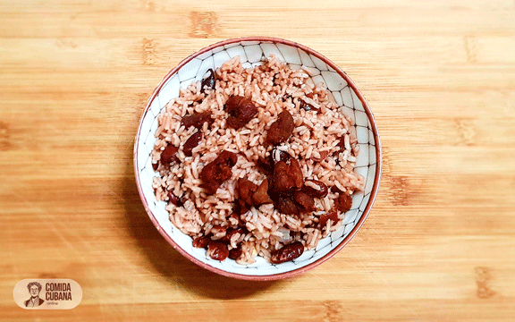 Plato de arroz congrí servido, arroz con frijoles colorados con grano suelto y color tostado uniforme.