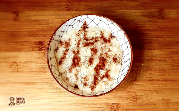 Arroz con leche Plato de arroz con leche servido, postre cremoso con textura suave y aspecto casero