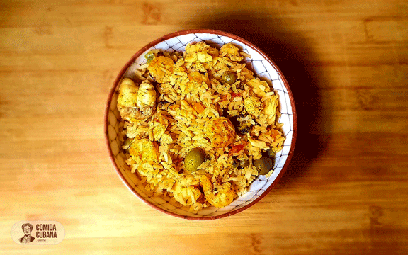 Plato de arroz con mariscos servido, arroz suelto con mariscos visibles en el plato