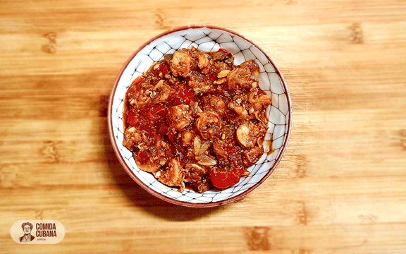 Plato de camarones enchilados servido, camarones en salsa roja con aspecto jugoso y brillante