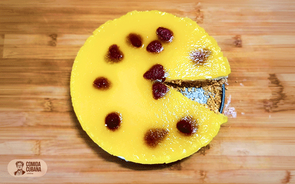 Cheesecake Cheesecake servido en plato, postre cremoso con base visible y corte limpio