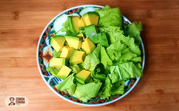 Plato de ensalada de vegetales servido, vegetales frescos mezclados con aspecto ligero