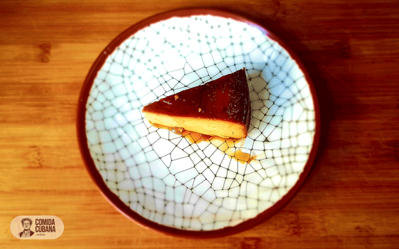 Flan cubano Flan de leche y huevo servido en plato, postre cremoso con caramelo visible por encima