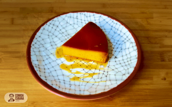 Flan de calabaza servido en plato, postre cremoso con caramelo visible y aspecto firme