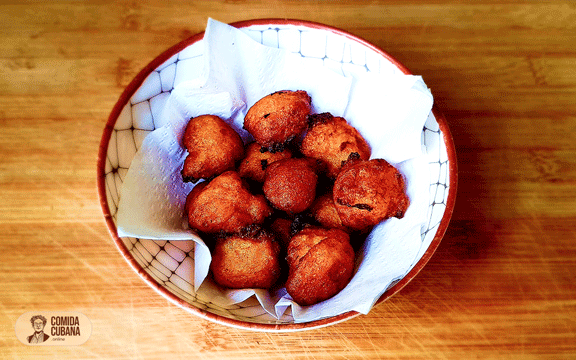 Plato de frituras de calabaza servido, frituras doradas con textura crujiente por fuera