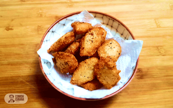 Plato de frituras de malanga servido, frituras doradas y crujientes con textura visible
