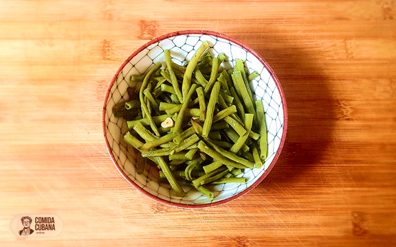 Plato de habichuelas salteadas servido, habichuelas al punto con brillo ligero y aspecto casero