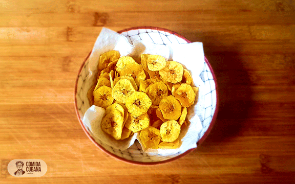 Plato de mariquitas de plátano servido, láminas finas doradas y crujientes apiladas