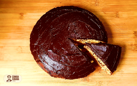 Panetela de Chocolate Porción de panetela cubana servida, bizcocho esponjoso con miga visible y corte limpio