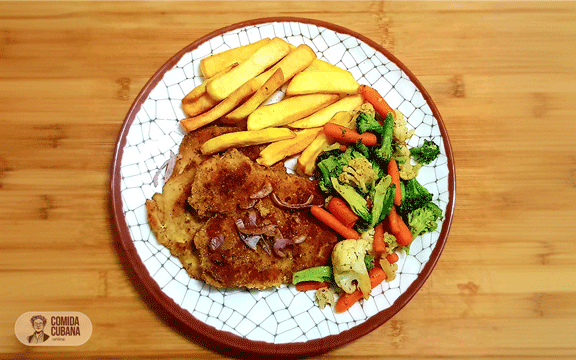 Plato de pechuga de pollo empanizada servido, empanizado dorado con textura crujiente visible