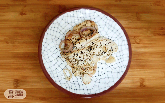 Plato de pechuga de pollo servido, filetes dorados con apariencia jugosa y presentación casera