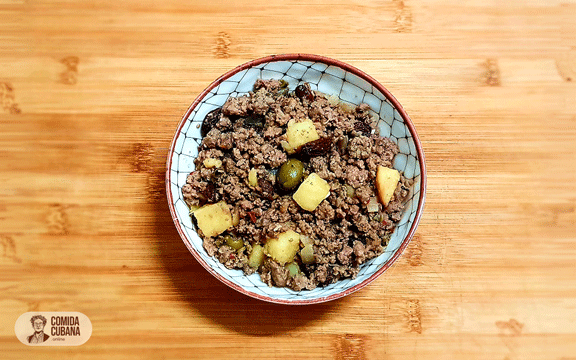Plato de picadillo a la habanera servido, carne molida guisada con salsa y textura casera visible