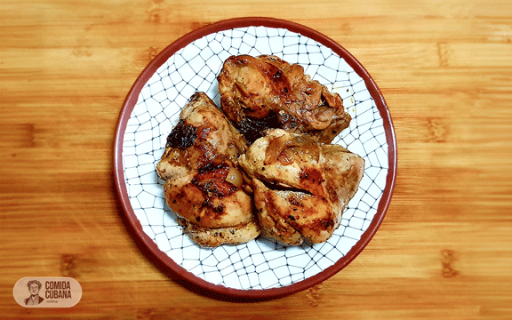 Pollo a la naranja Plato de pollo a la naranja servido, piezas de pollo en salsa con brillo visible