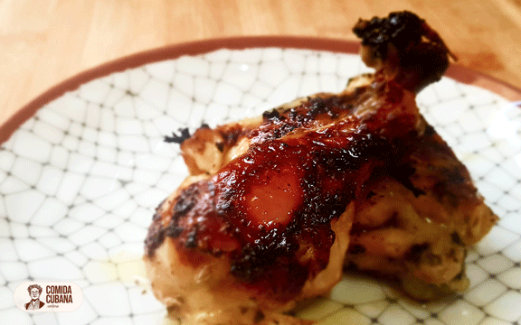 Pollo con 4 ingredientes Plato de pollo con 4 ingredientes servido, piezas de pollo con cebolla visible y jugo de cocción