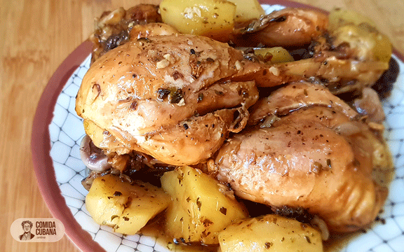 Plato de pollo con papas servido, pollo guisado con papas tiernas y salsa visible