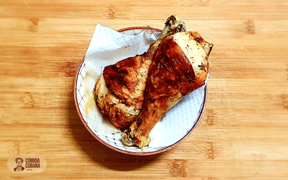 Plato de pollo frito servido, piezas doradas y crujientes con textura visible