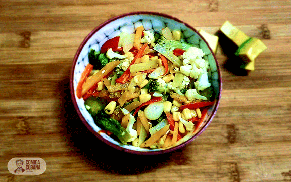 Plato de vegetales salteados servido, mezcla de vegetales al punto con brillo ligero